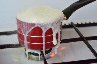 Jak zeskrobać przypalone mleko z garnka? Łebski patent na gotowanie mleka bez spalenizny i czyszczenie garnka 