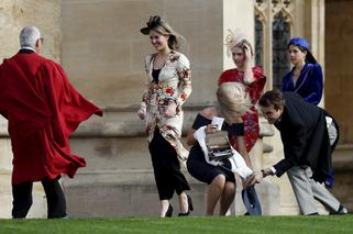 Goście walczą z wiatrem na ślubie księżniczki Eugenii