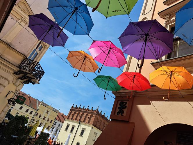 Tarnowskie Umbrella Sky na ul. Piekarskiej