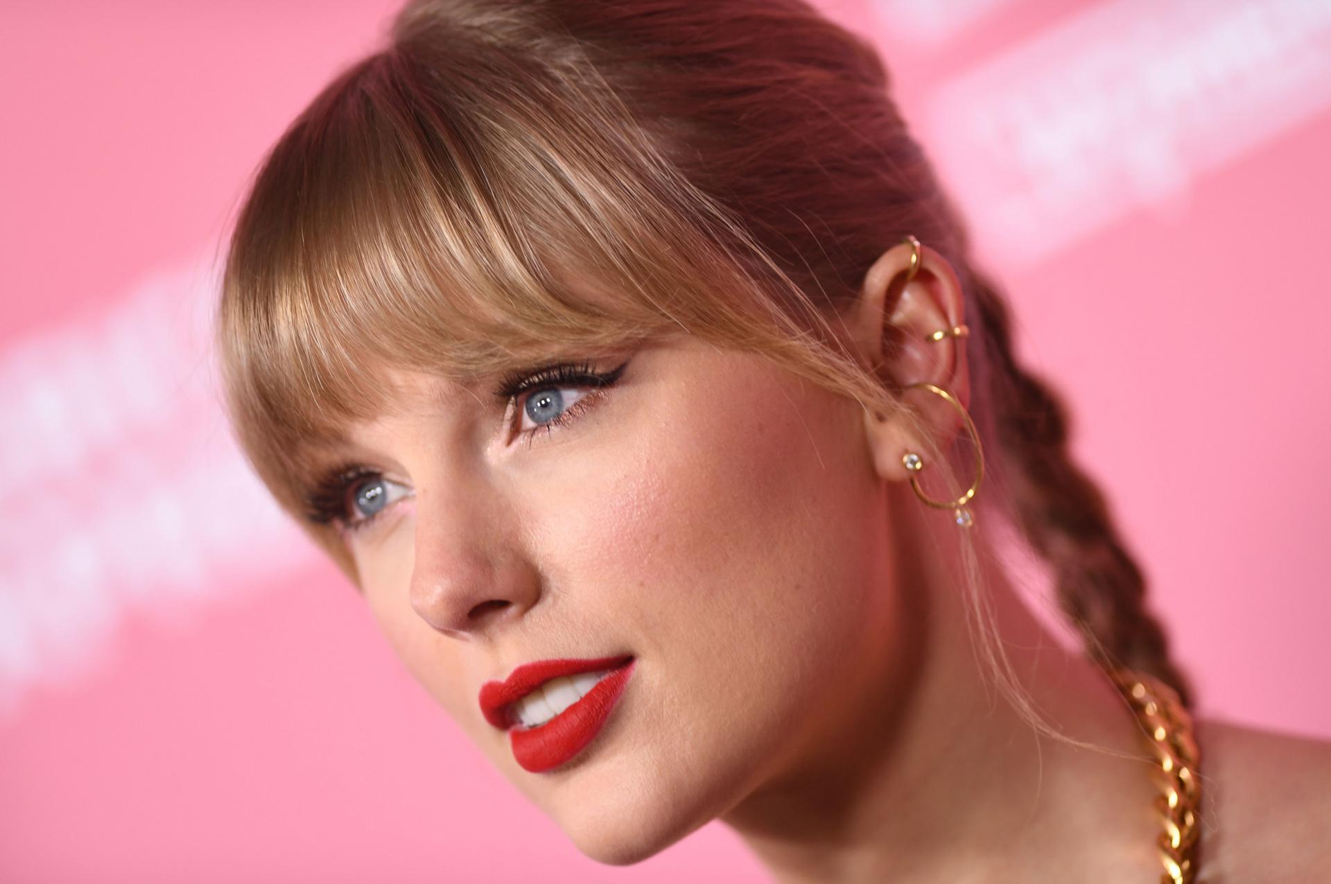 sobowtór taylor swift dostaje spermą w twarz telegraph