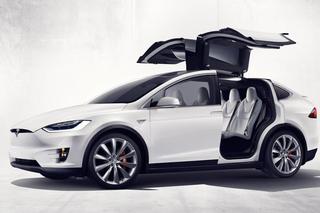 Tesla X z fikuśnymi drzwiami jest śmiertelną pułapką?