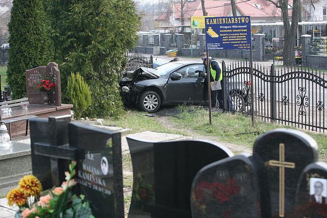 Samochodem wpadł na cmentarz