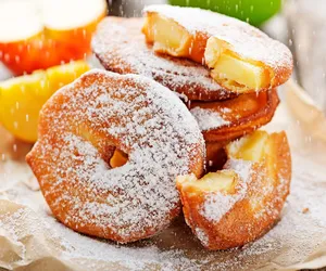 Oponki z jabłek lub ananasa. Prosty przepis na nieco odchudzone smażone słodkości