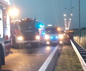 Broniszew. Śmiertelny wypadek na trasie S7. Bus uderzył w ciężarówkę przewożącą betonowe szamba