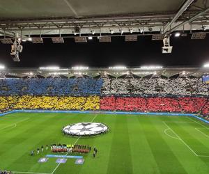 Piękna oprawa na stadionie Legii! Wszystko przed meczem z Realem, polska i ukraińska flaga w wykonaniu kibiców!