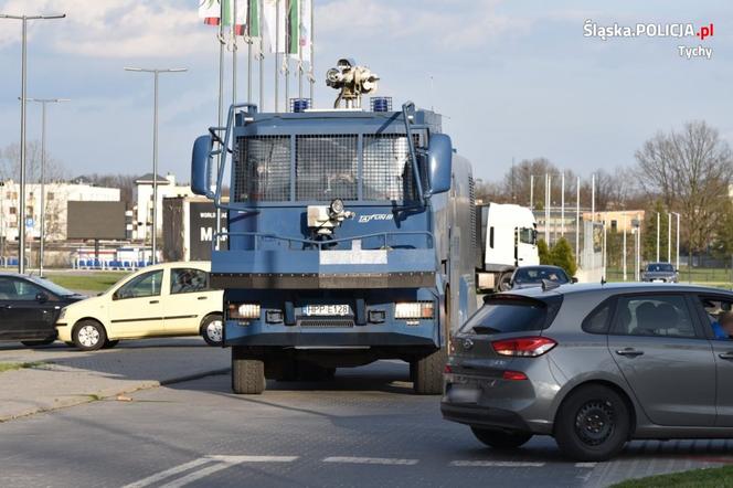 Tychy: Policjanci kontra pseudokibice. Gorąco po meczu GKS-u! Starcie ponad 200 osób