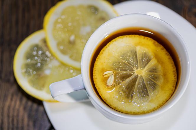 Herbata z cytryną to częste połączenie. Ale szkodliwe! Uważaj, jak ją przygotowujesz!