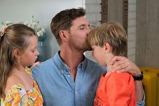 M jak miłość odc. 1760. Szymek (Staś Szczypiński), Maja (Laura Jankowska), Marcin (Mikołaj Roznerski)