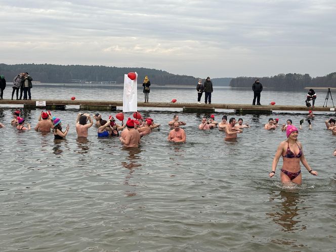 WOŚP 2025 w Olsztynie. Morsy w szczytnym celu wykąpali się w lodowatym jeziorze Ukiel [ZDJĘCIA]