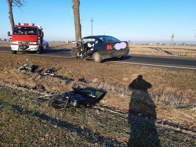 Groźny wypadek w Józefowie. Kierowca zakleszczony w zmiażdżonym aucie
