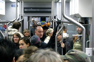 Tych rzeczy absolutnie nie róbcie w metrze! 10 najbardziej irytujących zachowań [GALERIA]