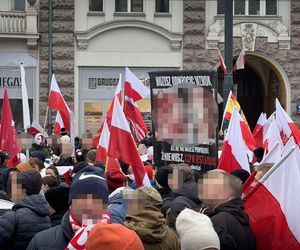 Szokujące sceny na Marszu Niepodległości. Uczestnicy przyszli z drastycznymi billboardami