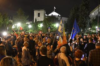 Protesty przeciw Lex TVN. Tłumy, Tusk, Trzaskowski wspierają TVN. [ZAPIS RELACJI]