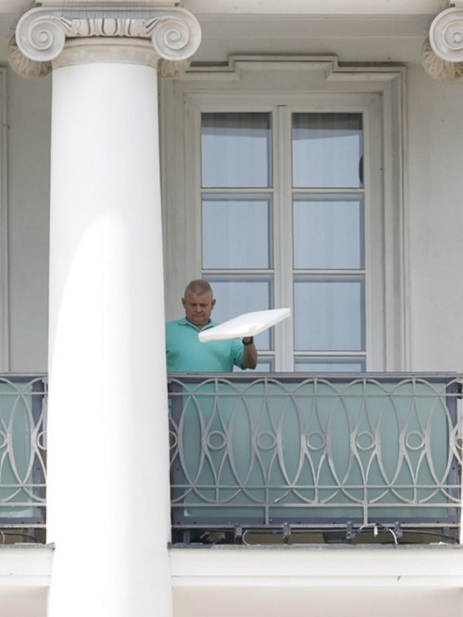 Rodzina Nawrockich przejęła Belweder: Kasia w kasku na hulajnodze, teściowe na balkonie