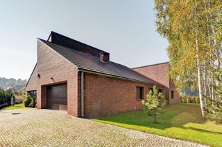 Dom potrójny - trzy połówki tworzą całość. Niezwykła bryła i wyjątkowa ceglana elewacja robią wrażenie