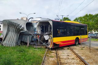 Autobus pękł na pół po zderzeniu z tramwajem. Wypadek na Gaju 