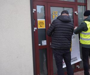 Protest rolników w Białymstoku. Siano i obornik przed biurem marszałka Hołowni