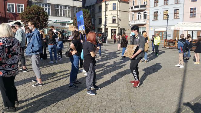 Protest w Grudziądzu, przeciwko agresji i dyskryminacji rasowej w Ameryce