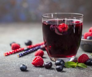 Mrożona herbata z jagodami to ulubiony letni napój mojej rodziny. Wystarczy kilka składników