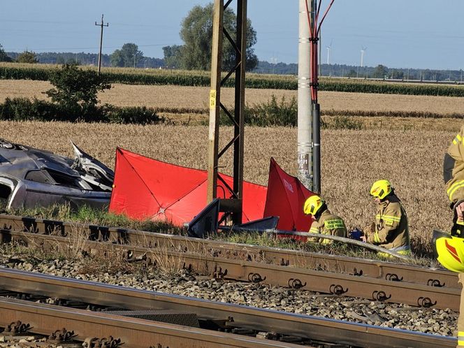 Tragedia na przejeździe kolejowym pod Gnieznem. Nie żyje kierowca osobówki!