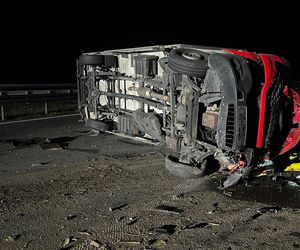 Wypadek na autostradzie A1. Dachował dostawczak