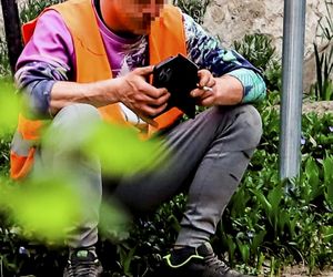 Tak wyglądają roboty drogowe w Ostródzie. Telefon zamiast łopaty. Ekipa rodem z memów