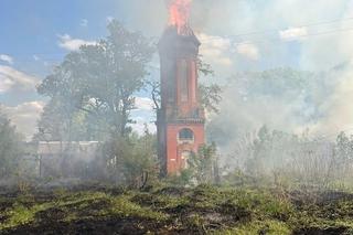 Pożar zabytkowej wieży ciśnień w Rucianem-Nidzie. Nad miastem unosiły się ogromne kłęby dymu [ZDJĘCIA]