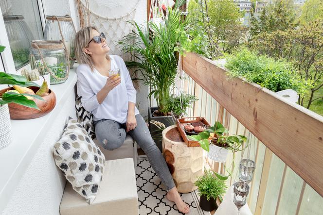Mały balkon w bloku lub kamienicy w stylu boho.