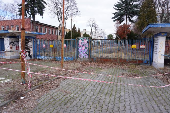 Zaniedbane wejście na teren dawnego stadionu Gwardii