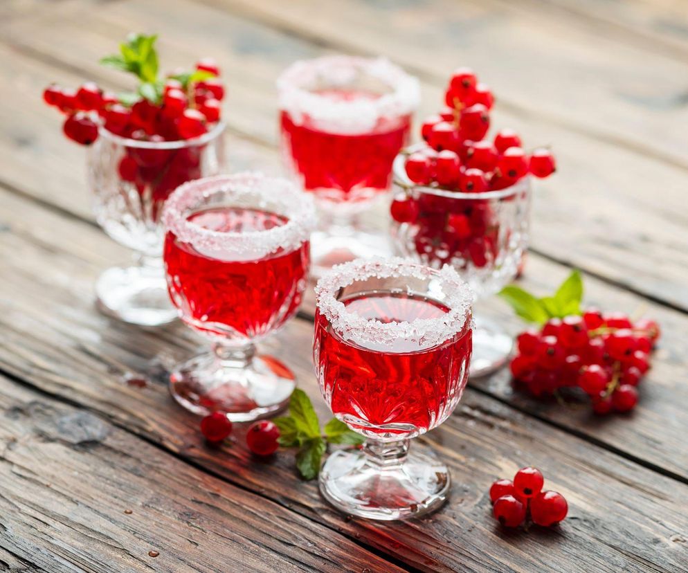 Wino porzeczkowe krok po kroku – zrób własne, aromatyczne winko z czerwonych porzeczek