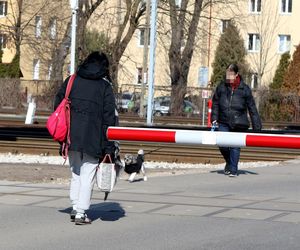 Nowa kładka gotowa od miesięcy. Mieszkańcy wciąż czekają na oficjalne otwarcie. „Nie dotrzymali terminu”