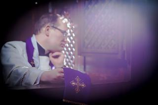 Ksiądz: zarabiam 1500zł miesięcznie, wszystko wydaję w internecie