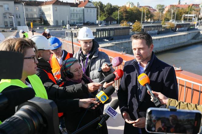 Nowy most pieszo-rowerowy w Warszawie połączył brzegi Wisły