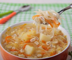 Zupa drwali - przepis na sycącą zupę z dodatkiem kapusty kiszonej