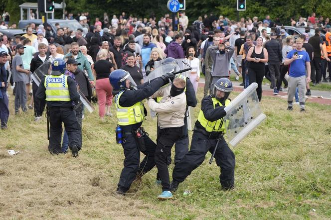 Wielka Brytania płonie! Bitwy na ulicach, pierwsze państwo ostrzega przed podróżami