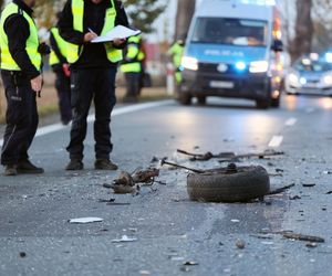 Tragedia na drodze. Kierowca ciężarówki wjechał w drzewo. Poważne utrudnienia