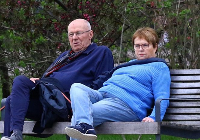 Ilona Łepkowska z mężem i psem na spacerze w Sopocie