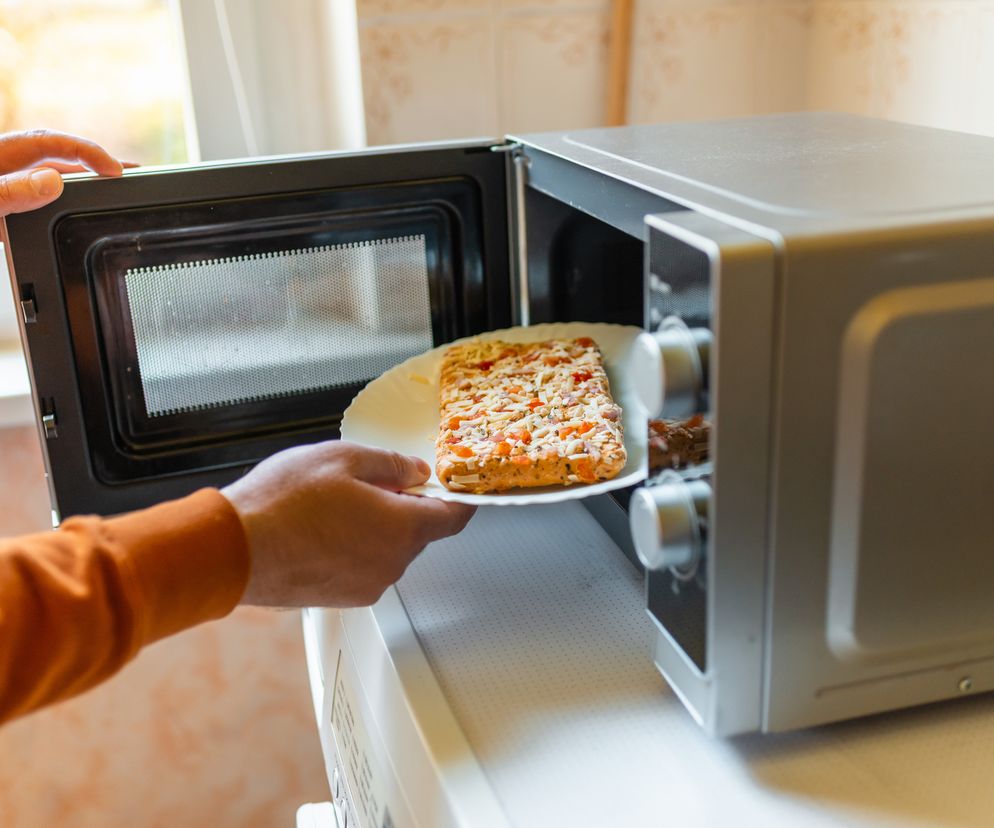 Śmieciowe jedzenie rujnuje twój sen. Tych produktów unikaj jak ognia