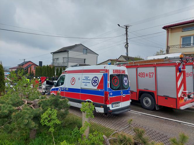 Czołowe zderzenie w Dąbrowie. Wśród poszkodowanych trójka dzieci, trwa walka o życie