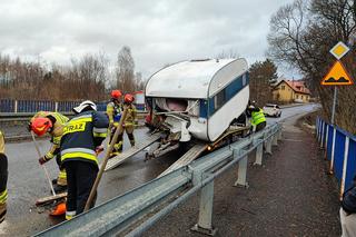 Przyczepa kempingowa staranowała prawidłowo jadącego kierowcę. Kuriozalny incydent pod Limanową