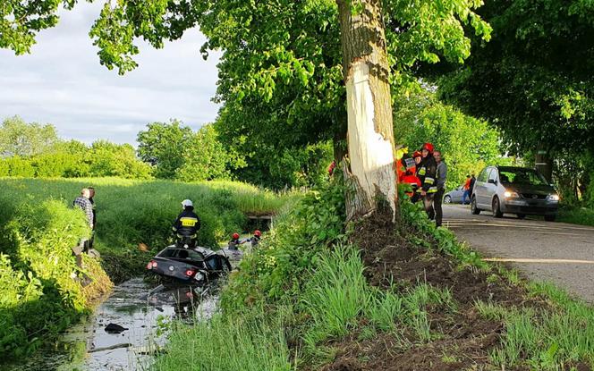 Wypadek w miejscowości Żurawiec. Auto w rowie, a kierowcy brak [ZDJĘCIA]