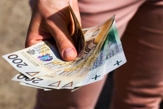Boom na zasiłki! Wypłaty w górę. Niektórzy dostaną ponad 2000 złotych