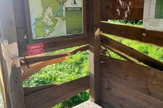 Wandale zniszczyli drewniane przystanki autobusowe