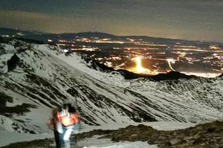 Akcja rautnkowa na szczycie Świdnicy. TOPR pomaga kobiecie, która była nieprzygotowana do zejścia 