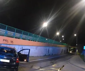 Nocny pościg ulicami Radomia. Syn bez prawa jazdy uciekał przed policją, po auto przyjechał jego ojciec poszukiwany listem gończym