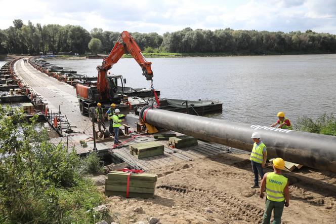 Tymczasowy rurociąg na moście pontonowym coraz dłuższy