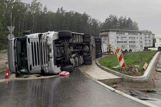 Gmina Kałuszyn: przewrócona ciężarówka spowodowała utrudnienia na DK2