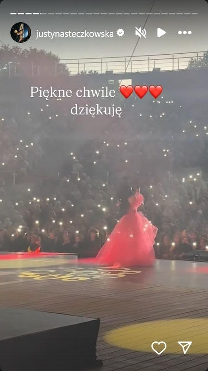 Justyna Steczkowska niczym papież! Gwiazda wyciąga rękę do fanów ze swojego jusiamobile