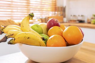 Włóż korek od wina do kosza z owocami. Pozbędziesz się okropnego problemu w kuchni