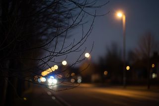 Zatrzymał się przed wiaduktem i włączył światła awaryjne. 31-latek zginął pod kołami opla! Wypadek pod Łowiczem